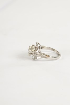 Lot 346 - A FINE PLATINUM SET CROSS-OVER TWO-STONE DIAMOND RING