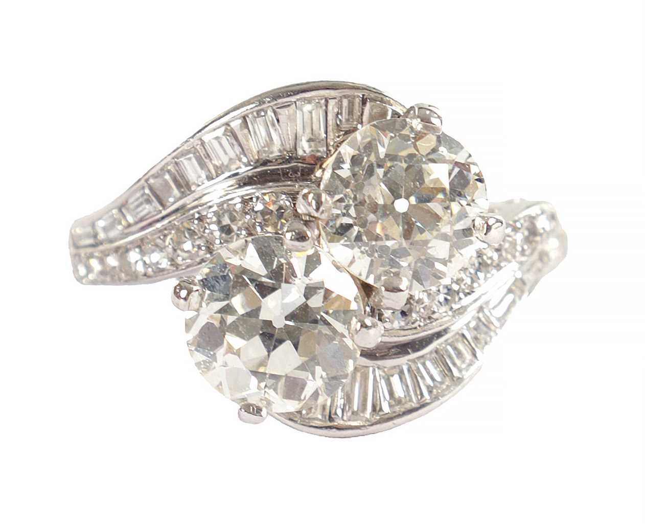 Lot 346 - A FINE PLATINUM SET CROSS-OVER TWO-STONE DIAMOND RING
