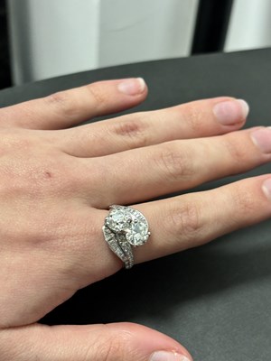 Lot 346 - A FINE PLATINUM SET CROSS-OVER TWO-STONE DIAMOND RING