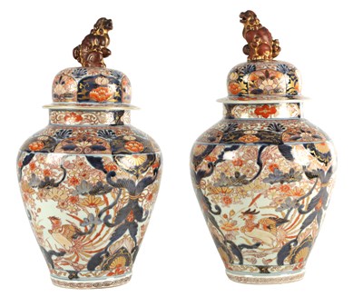 Lot 123 - A GOOD PAIR OF 18TH / EARLY 19TH CENTURY JAPANESE IMARI VASES AND COVERS