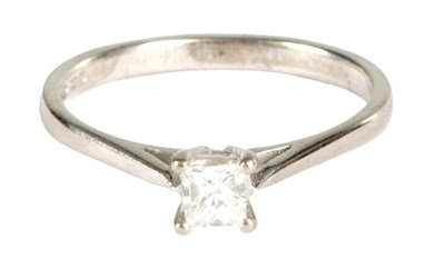 Lot 310 - A LADIES 18CT WHITE GOLD SOLITAIRE DIAMOND RING