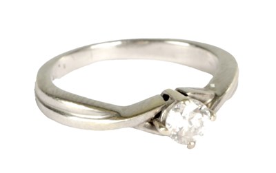 Lot 307 - A LADIES WHITE GOLD SOLITAIRE DIAMOND RING