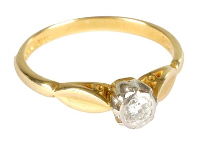 Lot 345 - A LADIES 18CT GOLD SOLITAIRE DIAMOND RING