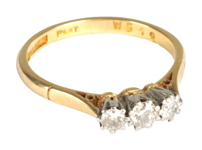 Lot 303 - A LADIES 18CT GOLD THREE STONE DIAMOND RING
