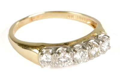 Lot 334 - A LADIES 14CT GOLD FIVE STONE DIAMOND RING