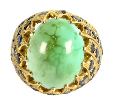 Lot 302 - A LADIES HEAVY 18CT GOLD JADE AND SAPPHIRE RING