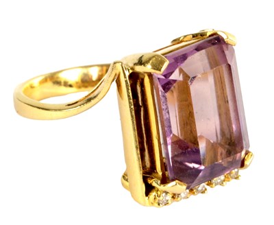Lot 313 - A LADIES' LARGE 18CT GOLD AMETHYST AND DIAMOND RING