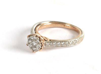 Lot 320 - A LADIES 9CT GOLD DIAMOND SET DAISY RING
