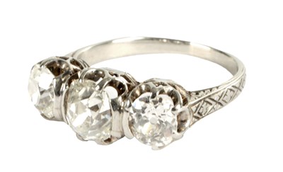 Lot 298 - A LADIES WHITE GOLD THREE STONE DIAMOND RING
