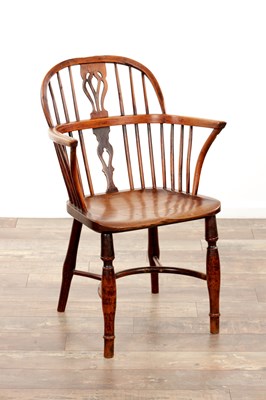 Lot 1192 - AMOS, GRANTHAM. AN EARLY 19TH CENTURY YEW WOOD LOW BACK WINDSOR CHAIR