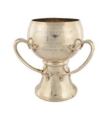 Lot 497 - A STYLISH EDWARDIAN THREE-HANDLED TROPHY