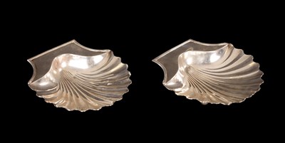 Lot 284 - A PAIR OF GEORGE III SILVER SCOLLOP SHELL BON BON DISHES