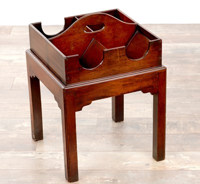 Lot 1315 - A GEORGE III MAHOGANY BUTLERS CELLERETTE STAND