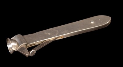 Lot 352 - AN EARLY 20TH CENTURY SILVER CIGAR CUTTER