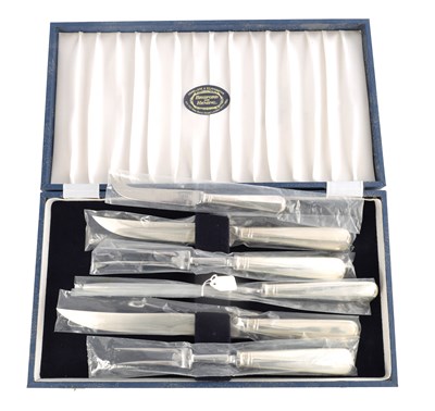 Lot 388 - A LATE 20TH CENTURY CASED SILVER HANDLED CARVING SET