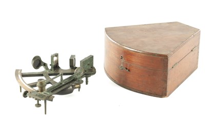 Lot 1777 - AN EARLY 19TH CENTURY BRASS SEXTANT