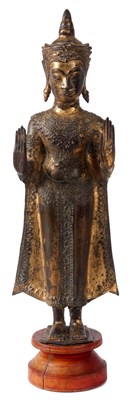 Lot 118 - AN ANTIQUE TIBETAN GILT BRONZE STATUE OF A...