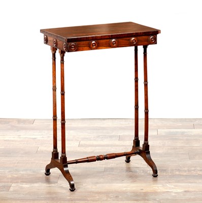 Lot 1227 - A GOOD REGENCY FIGURED ROSEWOOD SILVER / JARDINIERE TABLE