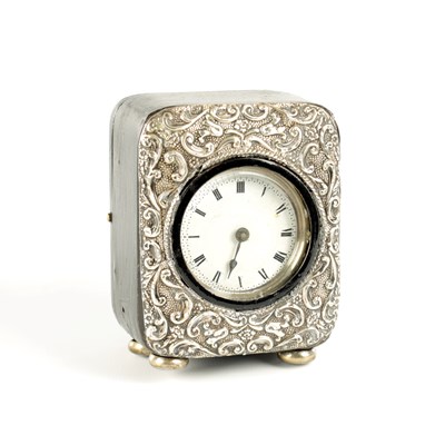 Lot 1634 - AN EARLY 20TH CENTURY SILVER MOUNTED CARRIAGE STYLE TRAVELLING CLOCK