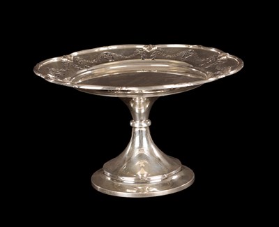 Lot 412 - AN EDWARD VII SILVER CAKE STAND