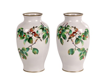 Lot 199 - A GOOD PAIR OF EARLY/MID 20TH CENTURY JAPANESE CLOISONNE VASES