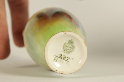 Lot 59 - AN EARLY 20TH CENTURY MINIATURE ROYAL WORCESTER DOUBLE HANDLED BALUSTER VASE