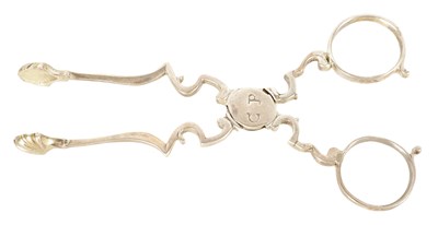 Lot 288 - A PAIR OF GEORGE II SILVER SUGAR NIPS