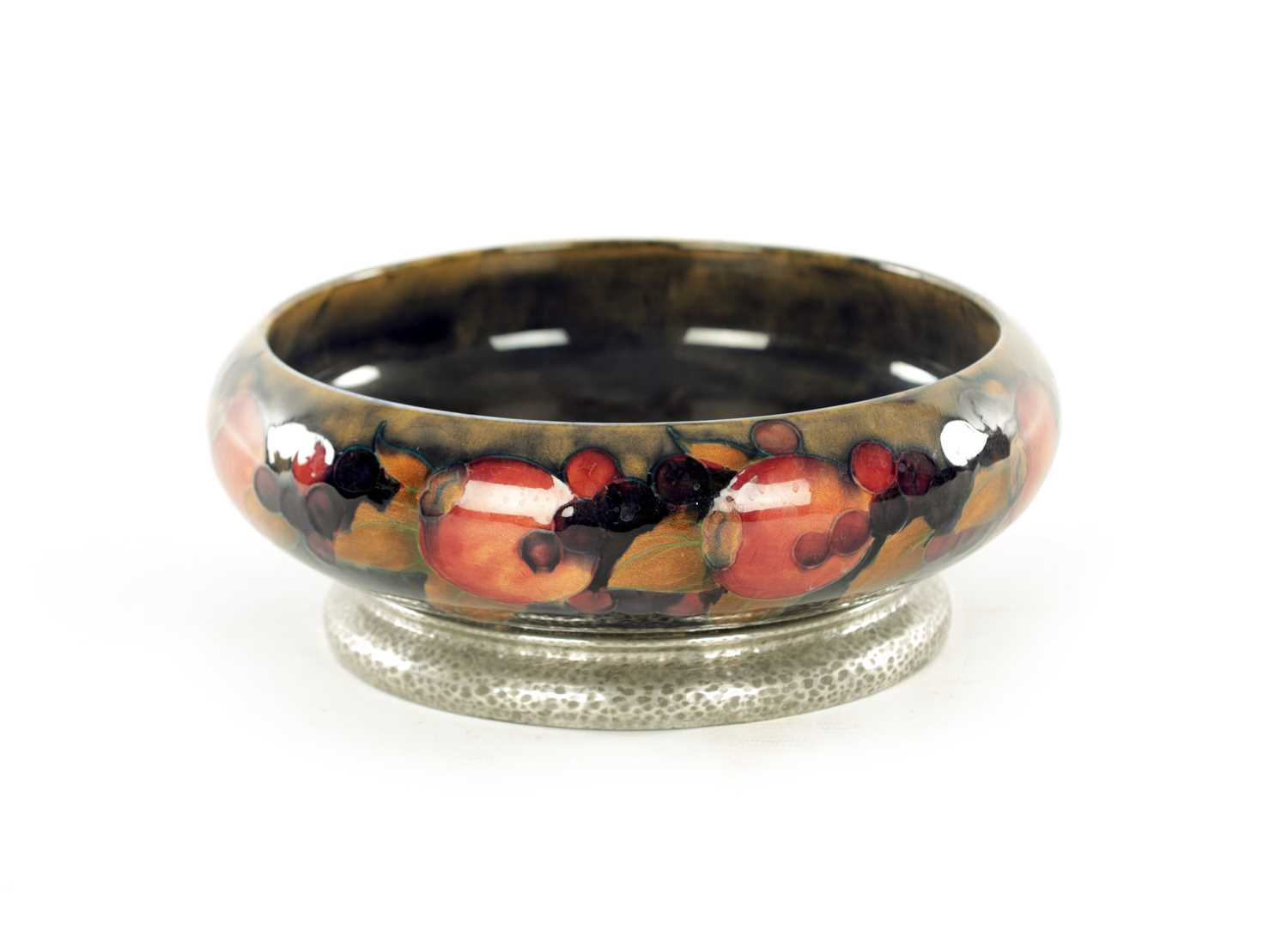 Lot 41 - AN EARLY 20TH CENTURY MOORCROFT POMEGRANATE PATTERN TUDRIC BOWL