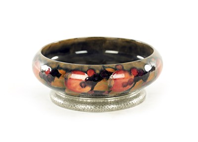 Lot 41 - AN EARLY 20TH CENTURY MOORCROFT POMEGRANATE PATTERN TUDRIC BOWL