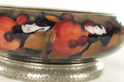 Lot 41 - AN EARLY 20TH CENTURY MOORCROFT POMEGRANATE PATTERN TUDRIC BOWL