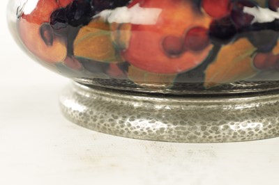 Lot 41 - AN EARLY 20TH CENTURY MOORCROFT POMEGRANATE PATTERN TUDRIC BOWL