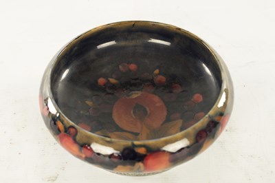Lot 41 - AN EARLY 20TH CENTURY MOORCROFT POMEGRANATE PATTERN TUDRIC BOWL