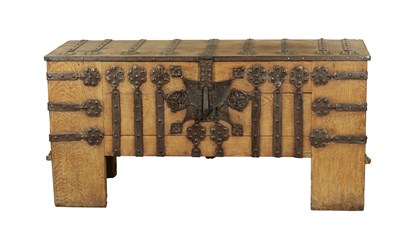 Lot 1362 - AN EARLY 16TH CENTURY WESTPHALIAN IRON BOUND OAK COFFER OF LARGE SIZE