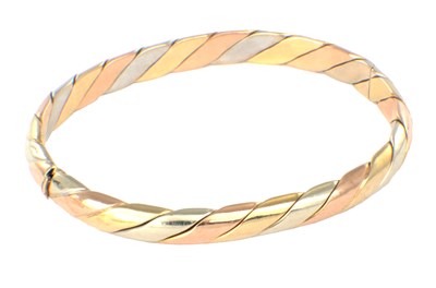 Lot 590 - A 9CT TRI-COLOUR GOLD BANGLE