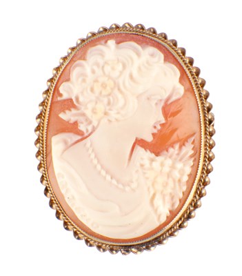 Lot 575 - A 19TH CENTURY 9CT GOLD CAMEO BROOCH