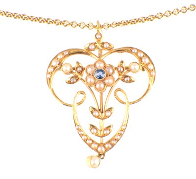 Lot 562 - A 15CT YELLOW GOLD OPEN SCROLL PENDANT AND CHAIN
