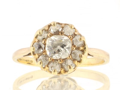 Lot 542 - A LADIES 18CT GOLD DIAMOND CLUSTER RING