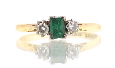 Lot 532 - AN 18CT GOLD EMERALD AND DIAMOND RING