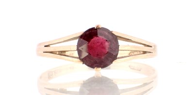 Lot 599 - A 9CT ROSE GOLD GARNET RING