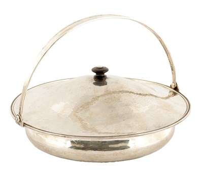 Lot 302 - AN EDWARD VII PLANISHED MUFFIN DISH
