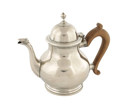 Lot 287 - A GEORGE V SILVER TEAPOT BY MAPPIN & WEBB