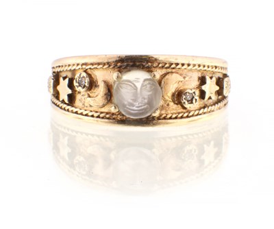 Lot 526 - A 9CT YELLOW GOLD AND 'MAN IN THE MOON' SAPPHIRET RING