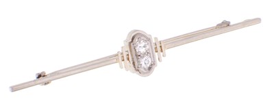 Lot 588 - A LADIES 18CT WHITE GOLD DIAMOND BAR BROOCH