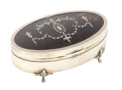 Lot 1137 - A GEORGE V SILVER AND TORTOISESHELL MOUNTED OVAL JEWELLERY CASKET