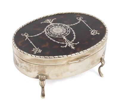 Lot 1101 - AN EDWARD VII SILVER AND TORTOISESHELL MOUNTED OVAL JEWELLERY CASKET