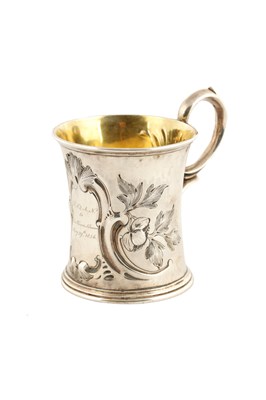 Lot 520 - A SMALL VICTORIAN SILVER MUG