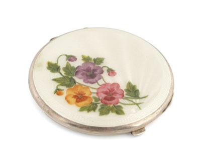 Lot 519 - AN ELIZABETH II ENGINE TURNED SILVER AND GUILLOCHE ENAMEL COMPACT