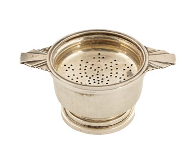 Lot 451 - AN ART DECO SILVER TEA STRAINER