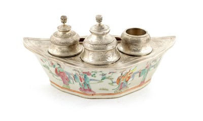 Lot 511 - A LATE 19TH CENTURY SILVER MOUNTED CHINESE INKSTAND