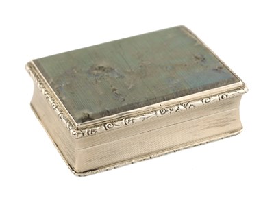Lot 462 - A GEORGE VI SILVER AND LABRADORITE SNUFF BOX